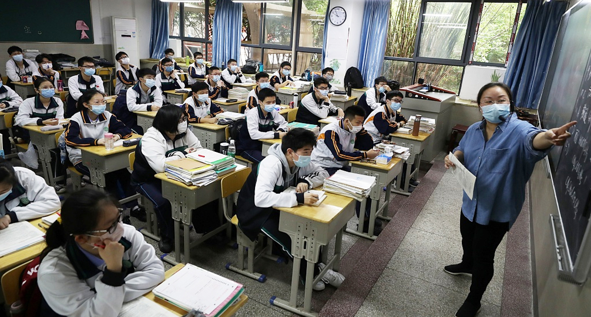 Estudiantes de secundaria regresan a clases en Wuhan