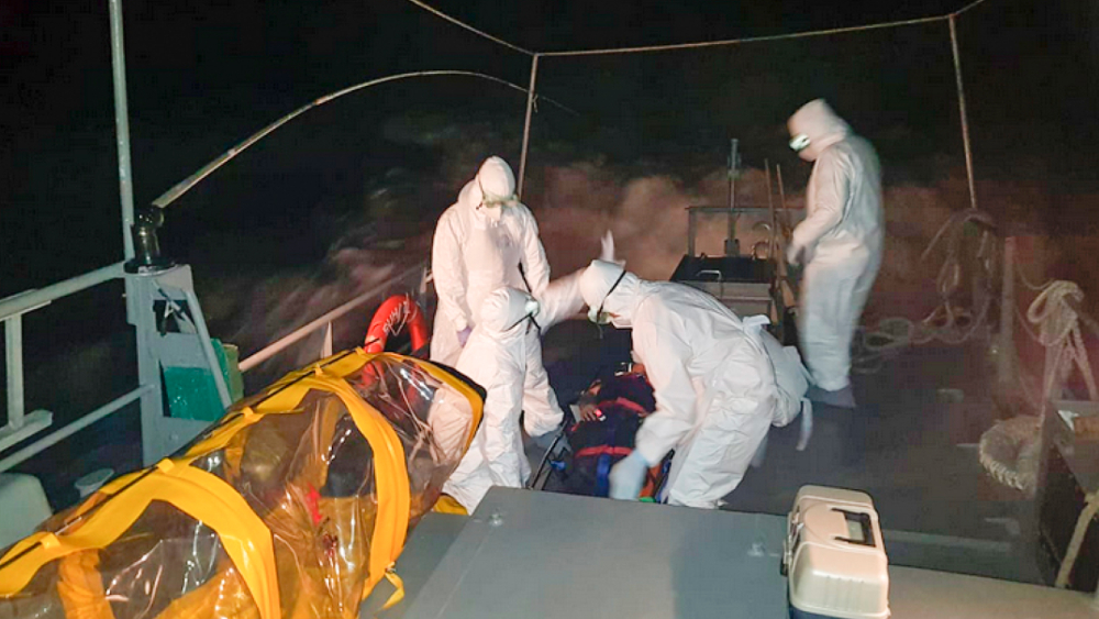 Marina evacua de buque a filipino con síntomas de COVID-19