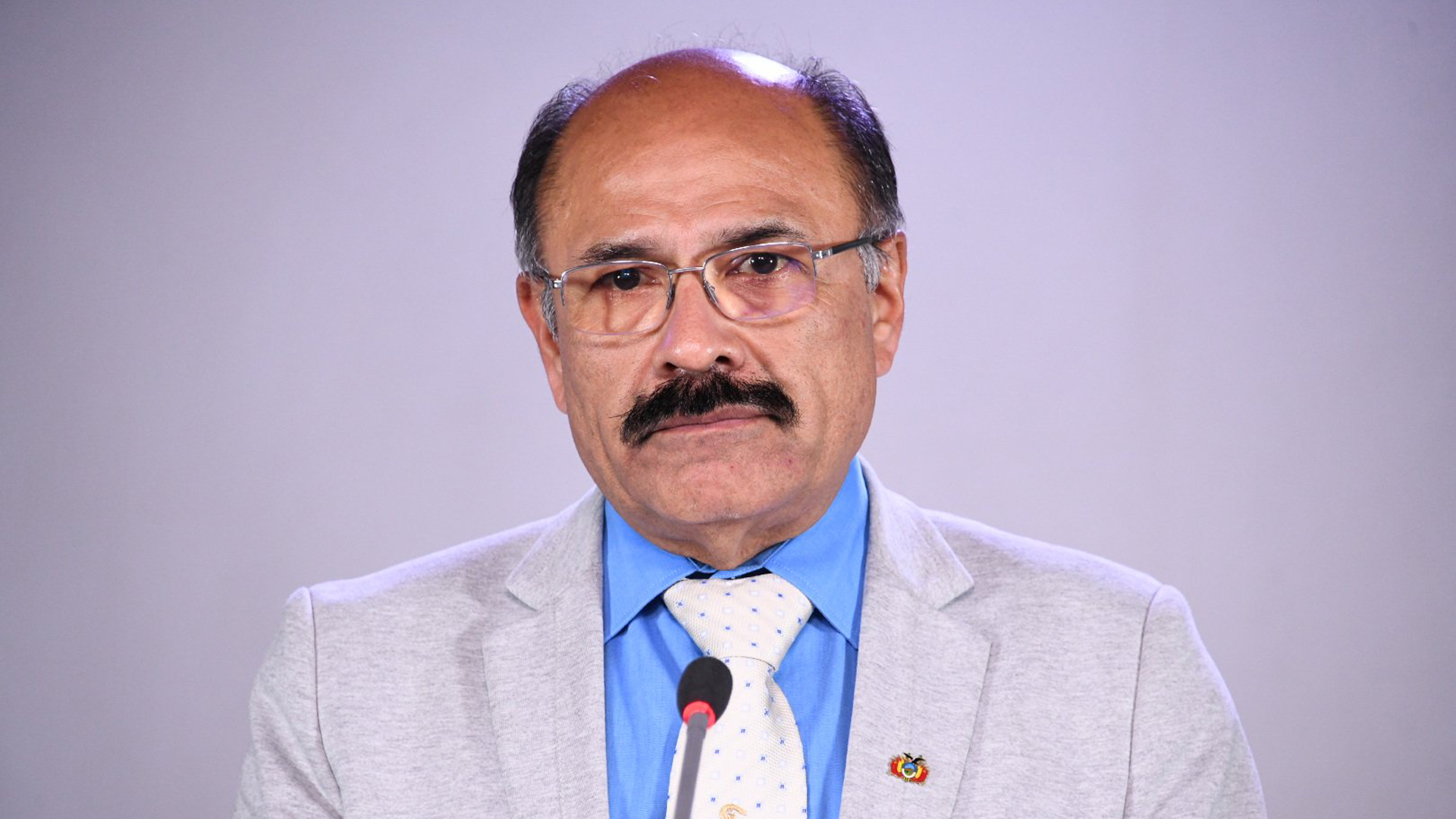 Implican a exministro de Bolivia en compra irregular de respiradores