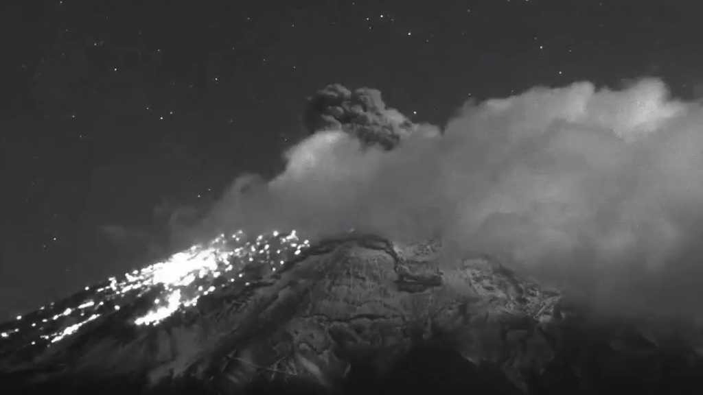 #Video Popocatépetl registra explosión de ceniza y gases