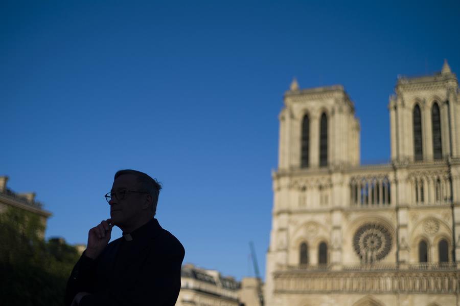 Reabren la explanada de la Catedral de Notre Dame