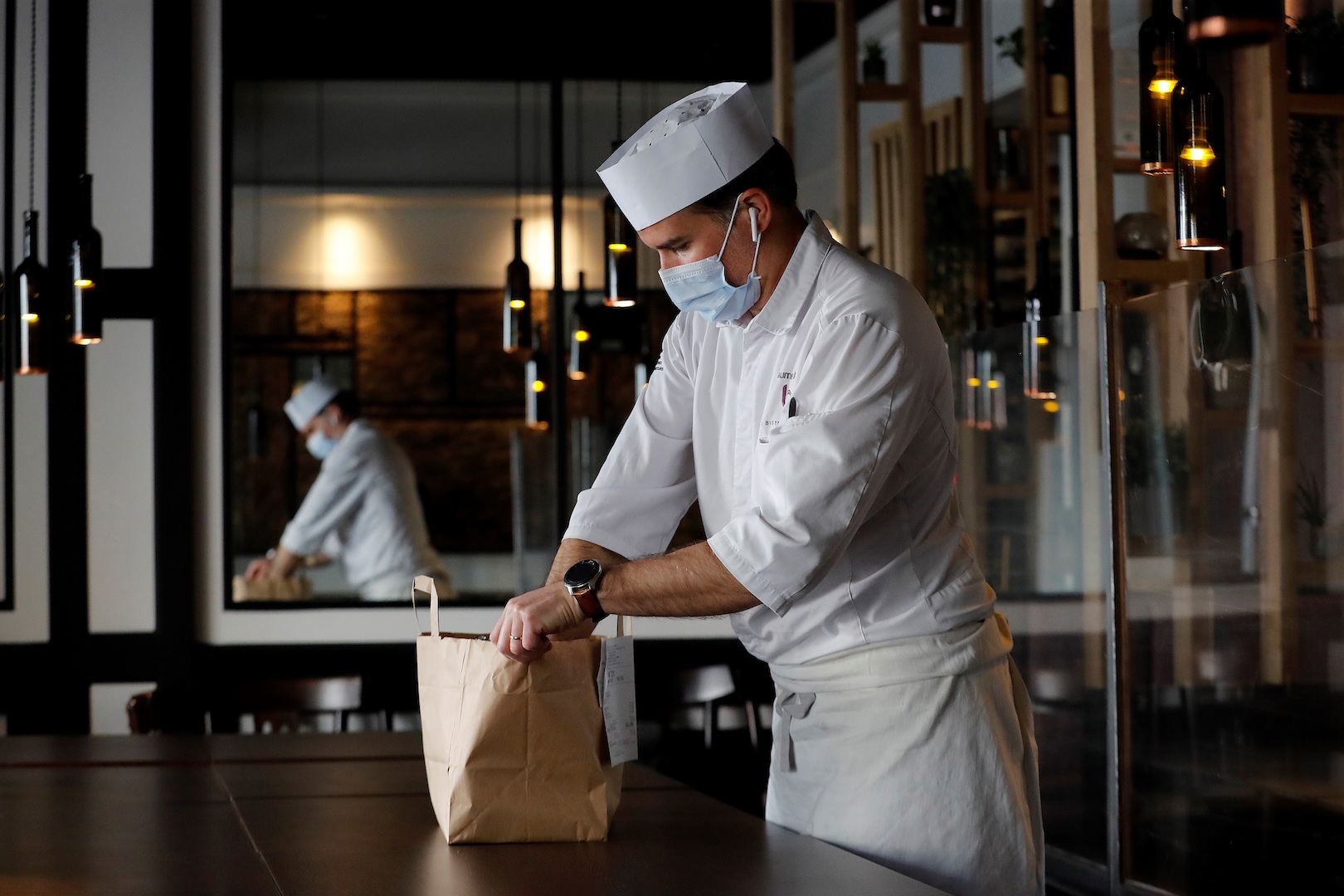 Francia logra el número más bajo de muertes por COVID-19 con 70 decesos