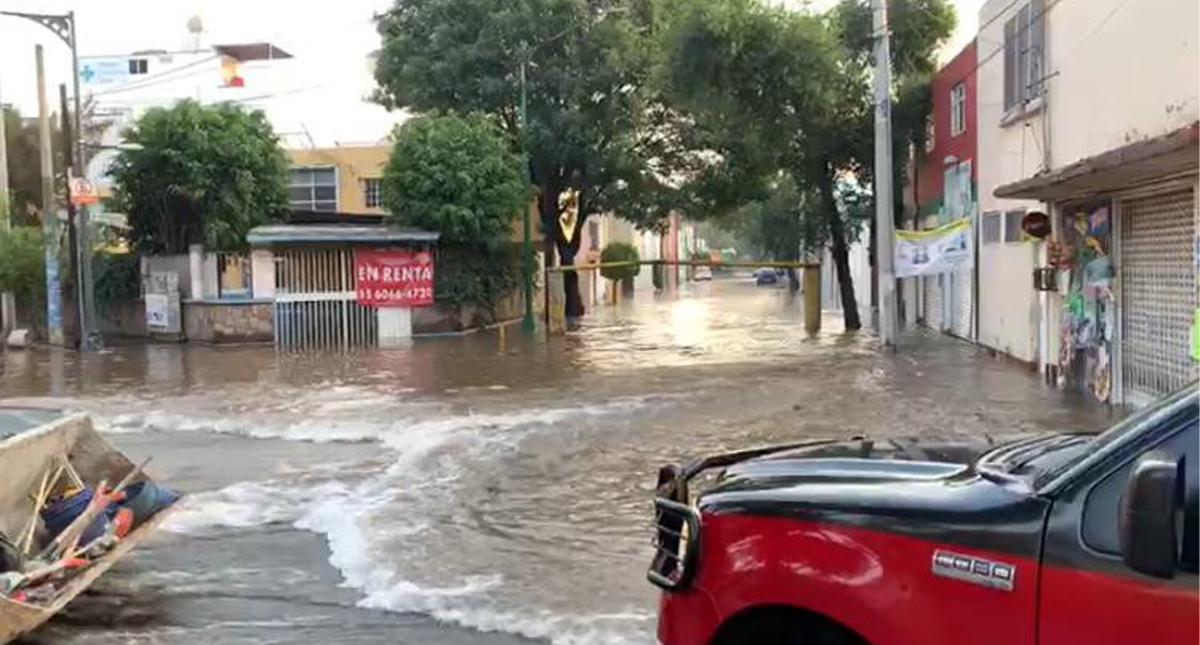 #Video Ruptura de ducto en obras del Metrobús provoca inundación en Lindavista