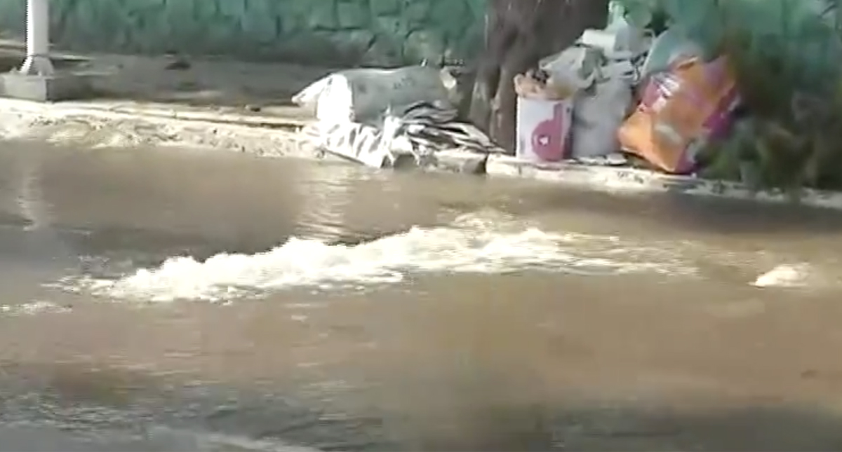Fuga de agua en Iztacalco provoca hundimiento del pavimento