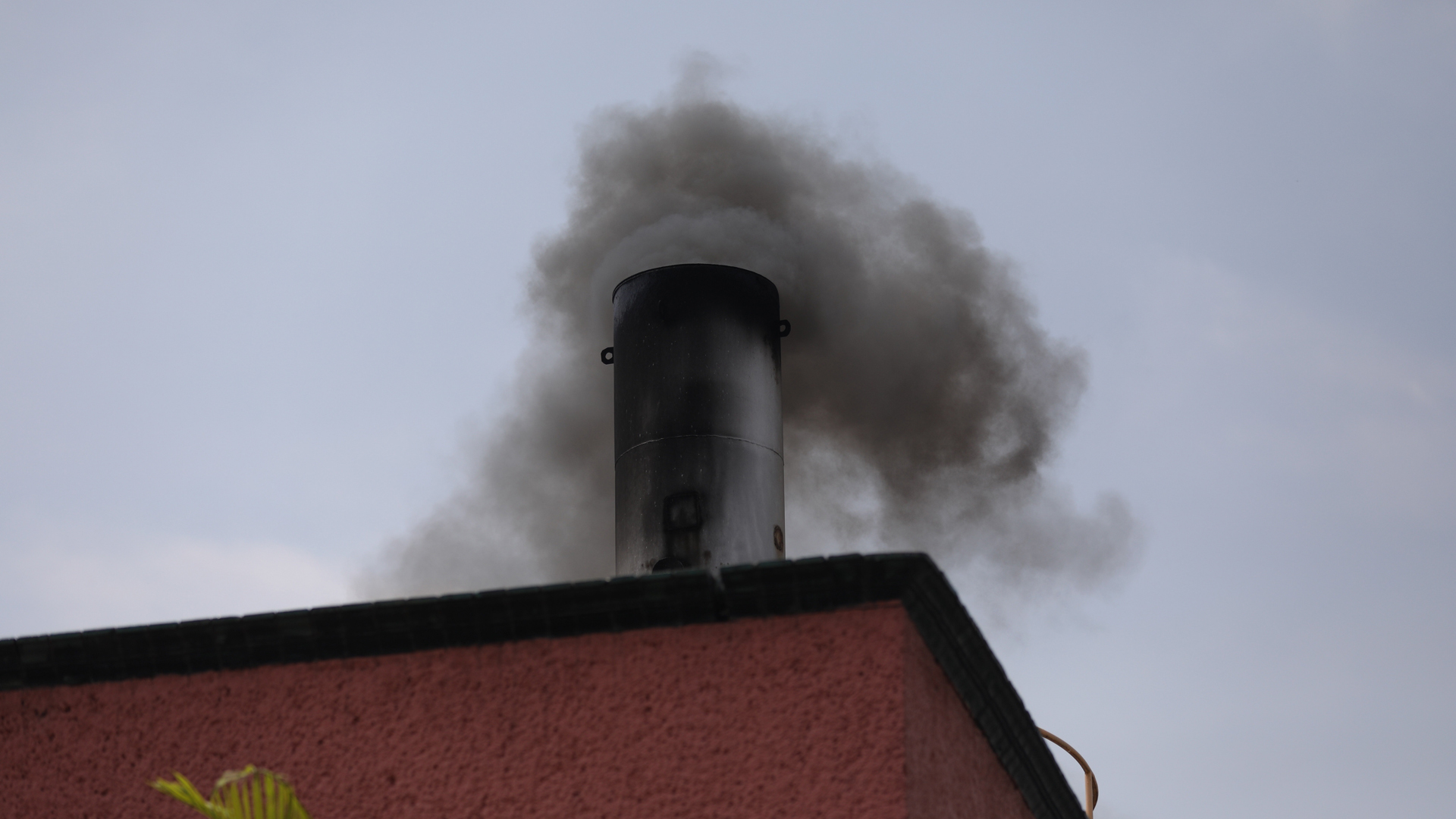 Crematorios de la Ciudad de México, al límite antes del pico de la pandemia - humo-de-horno-crematorio-del-panteon-san-nicolas-tolentino-de-iztapalapa
