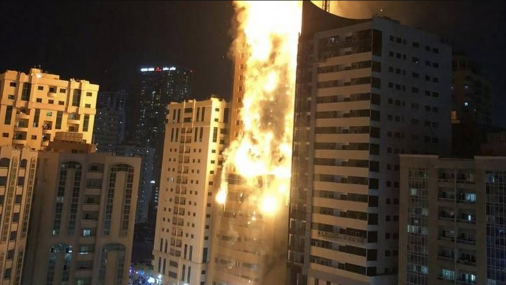 #Video Incendio consume torre departamental de 48 pisos en Emiratos Árabes Unidos