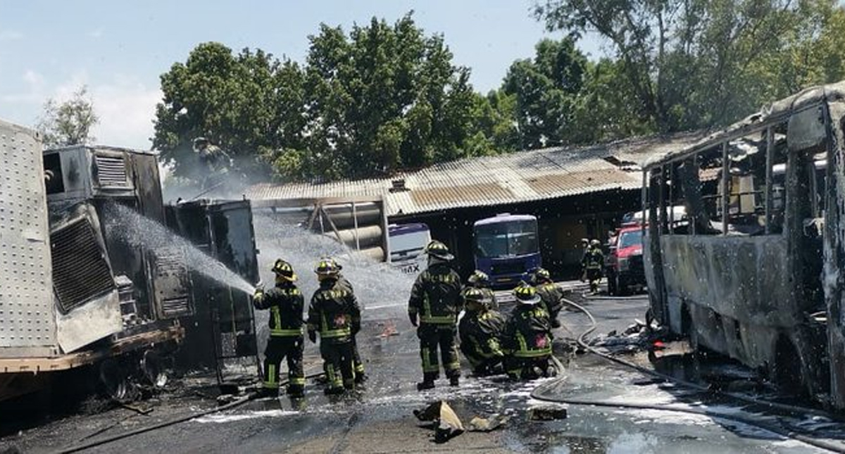 Incendio en depósito quema 11 camiones de transporte público en Coyoacán