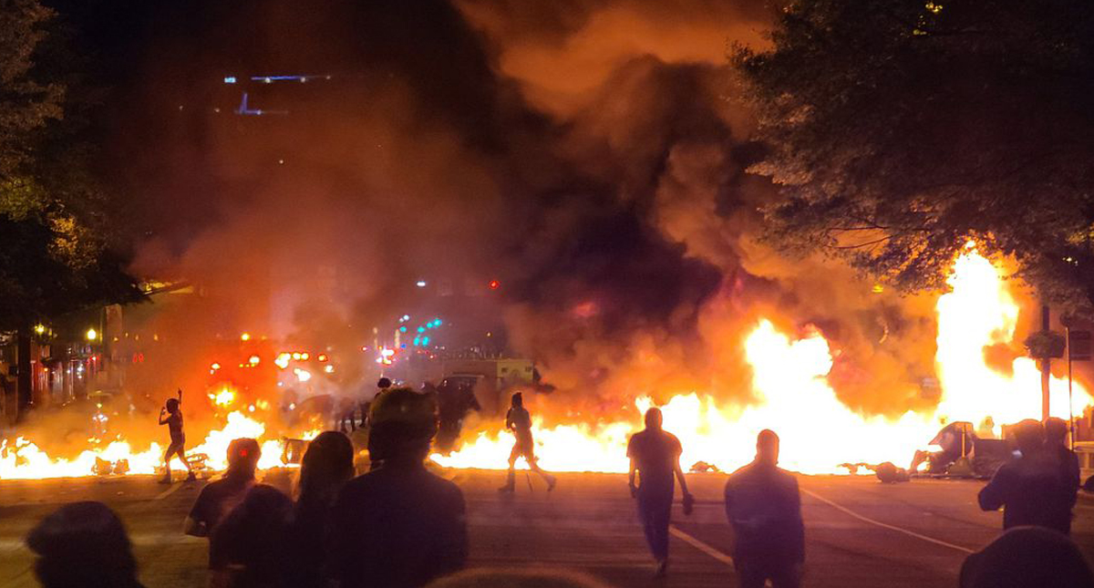 Consulado llama a mexicanos a respetar toque de queda en Richmond
