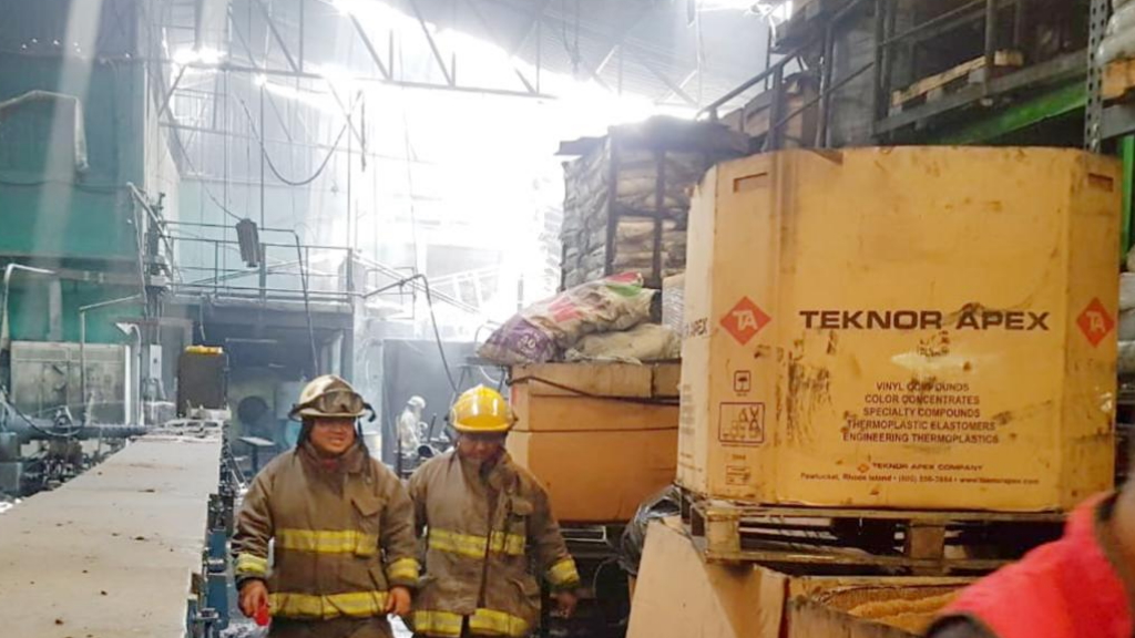 Bomberos controlan incendio en fábrica de hules en Tlalnepantla