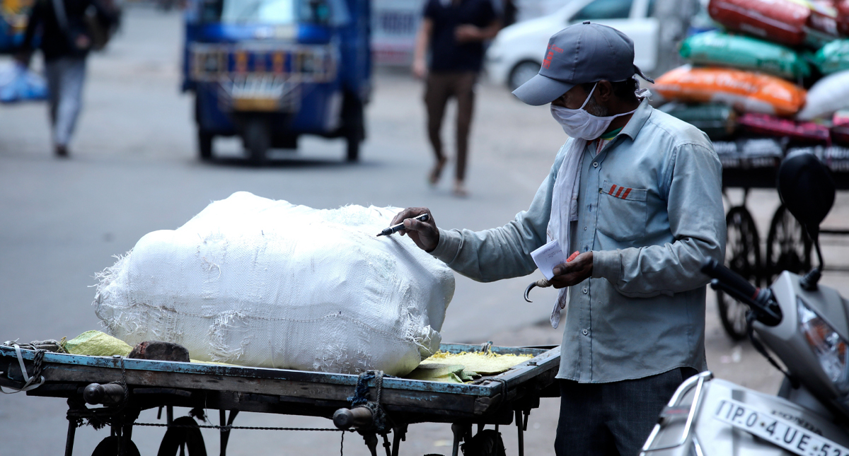 India extiende por dos semanas más su confinamiento por COVID-19