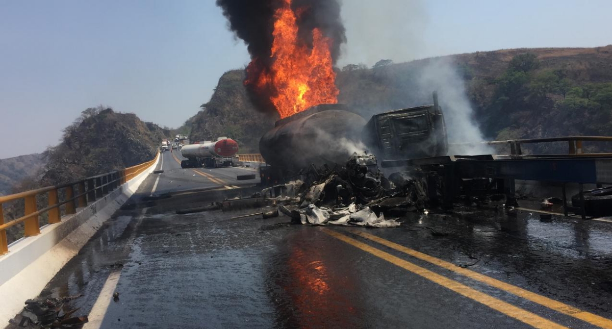 #Video Cierran la autopista Colima-Guadalajara por explosión de pipa