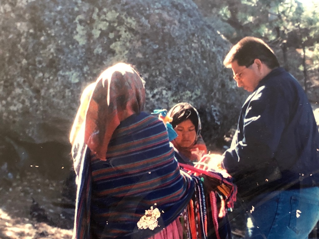 A tres años del asesinato del periodista Javier Valdez, su esposa Griselda Triana exige justicia - javier-reporteando-en-la-sierra-de-chihuahua