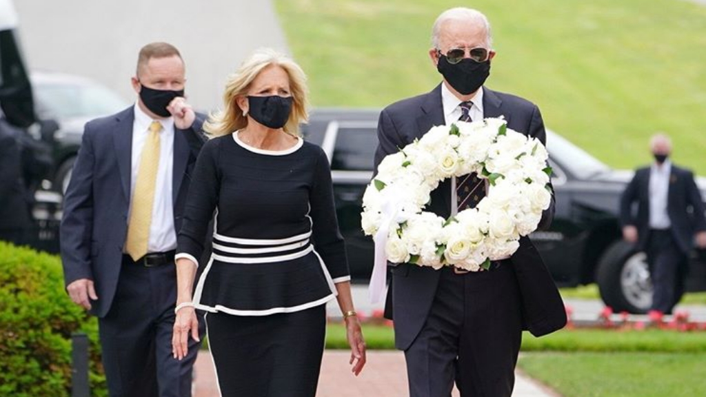 Joe Biden reaparece en público con cubrebocas y Trump lo critica