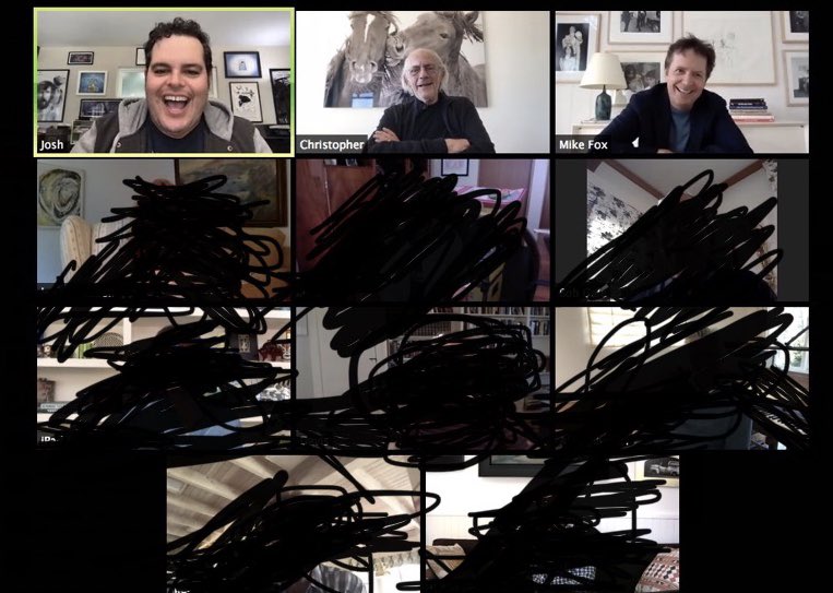 Elenco de 'Volver al futuro' se reunirá para apoyar durante pandemia - josh-gad-con-michael-fox-y-christopher