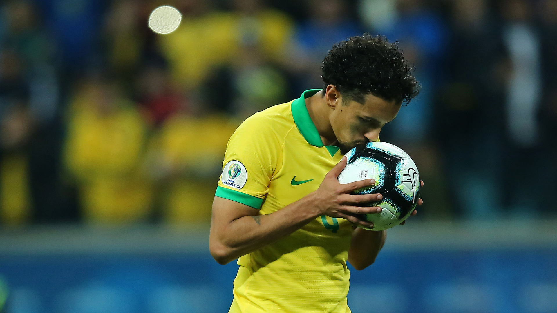 Conmebol prohíbe besar el balón para prevenir COVID-19