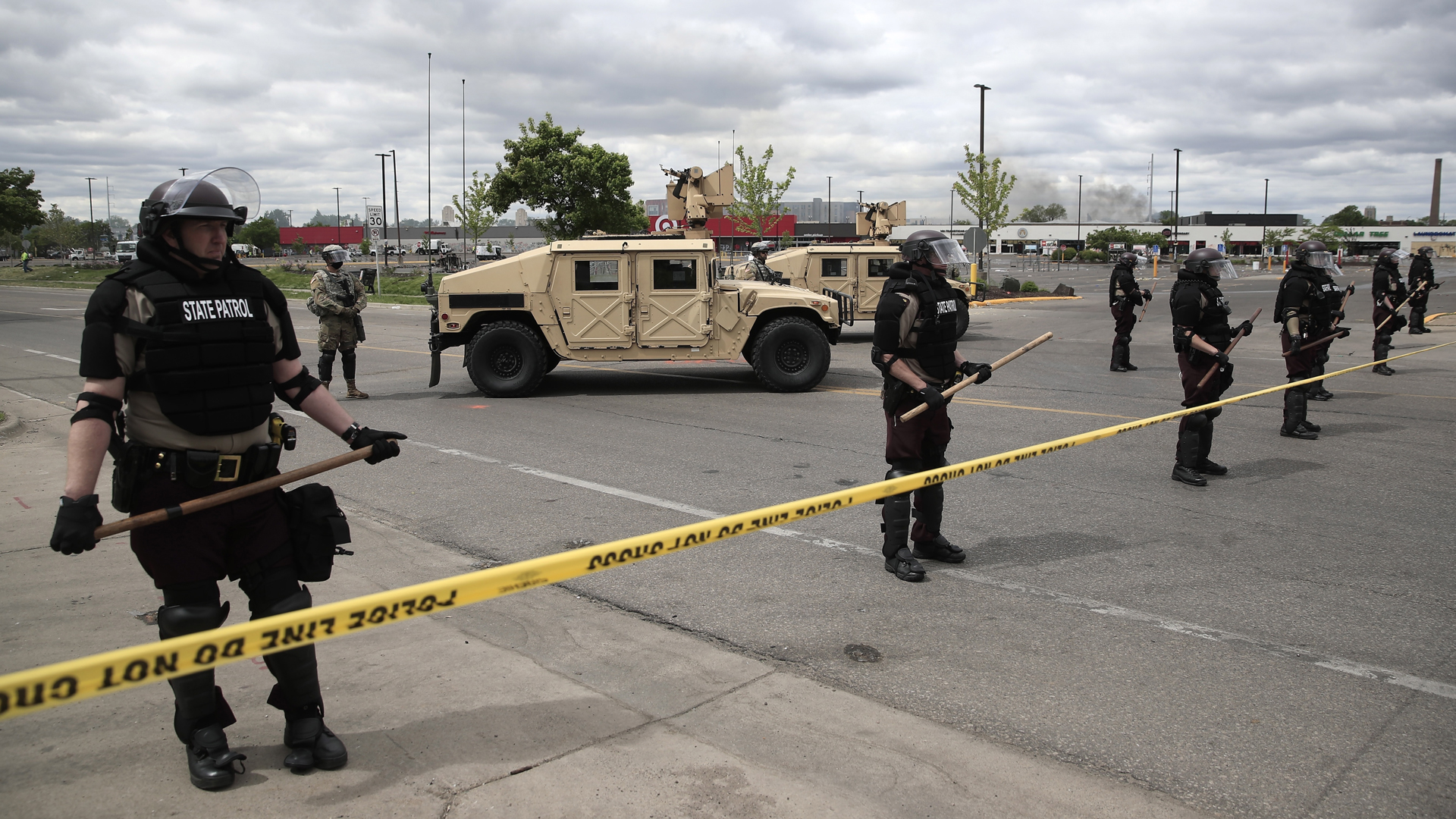 Imponen toque de queda en Minneapolis ante protestas Imponen toque de queda en Minneapolis ante protestas