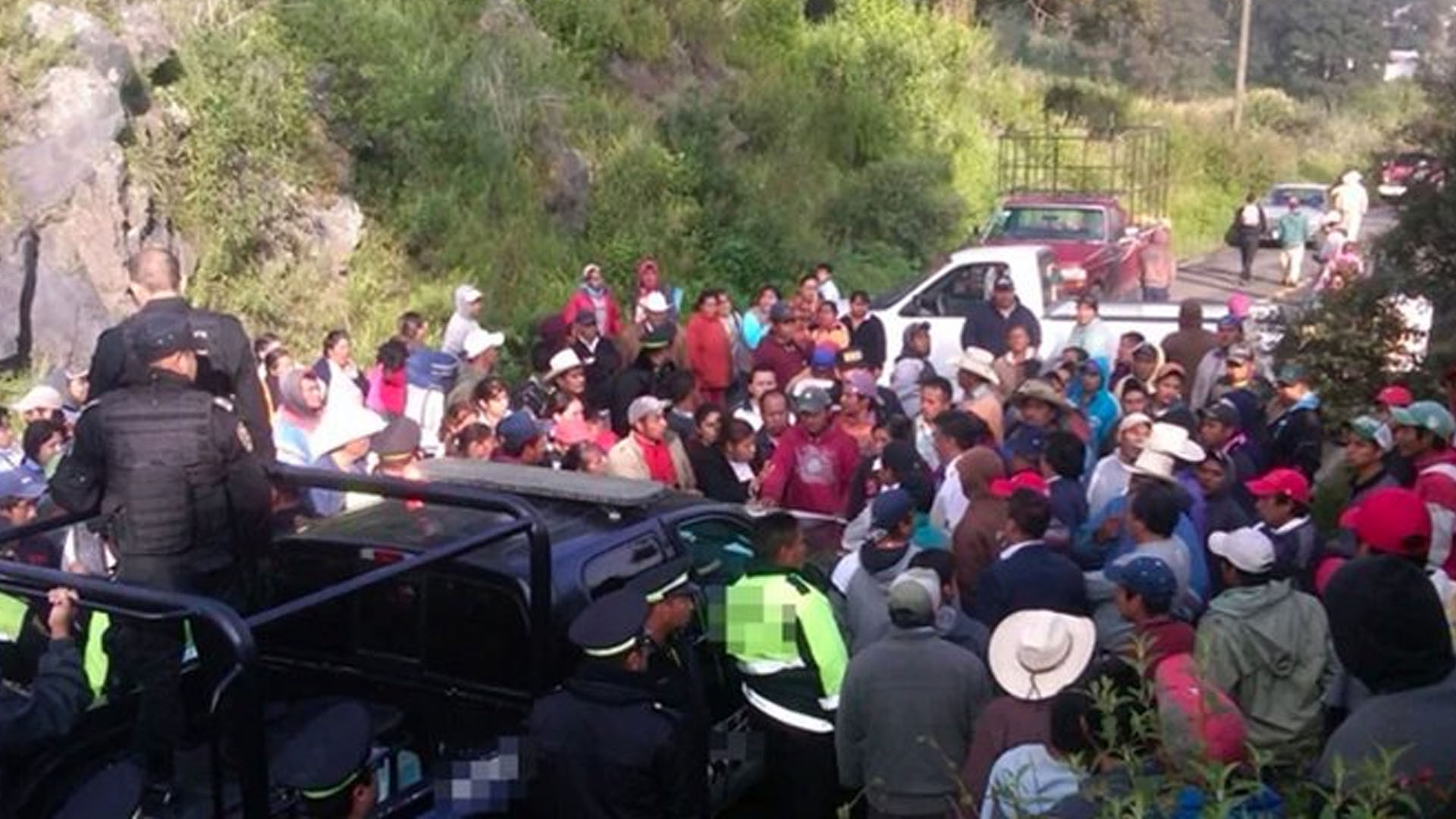 Rescatan a taxista de ser linchado tras presunto abuso contra usuaria