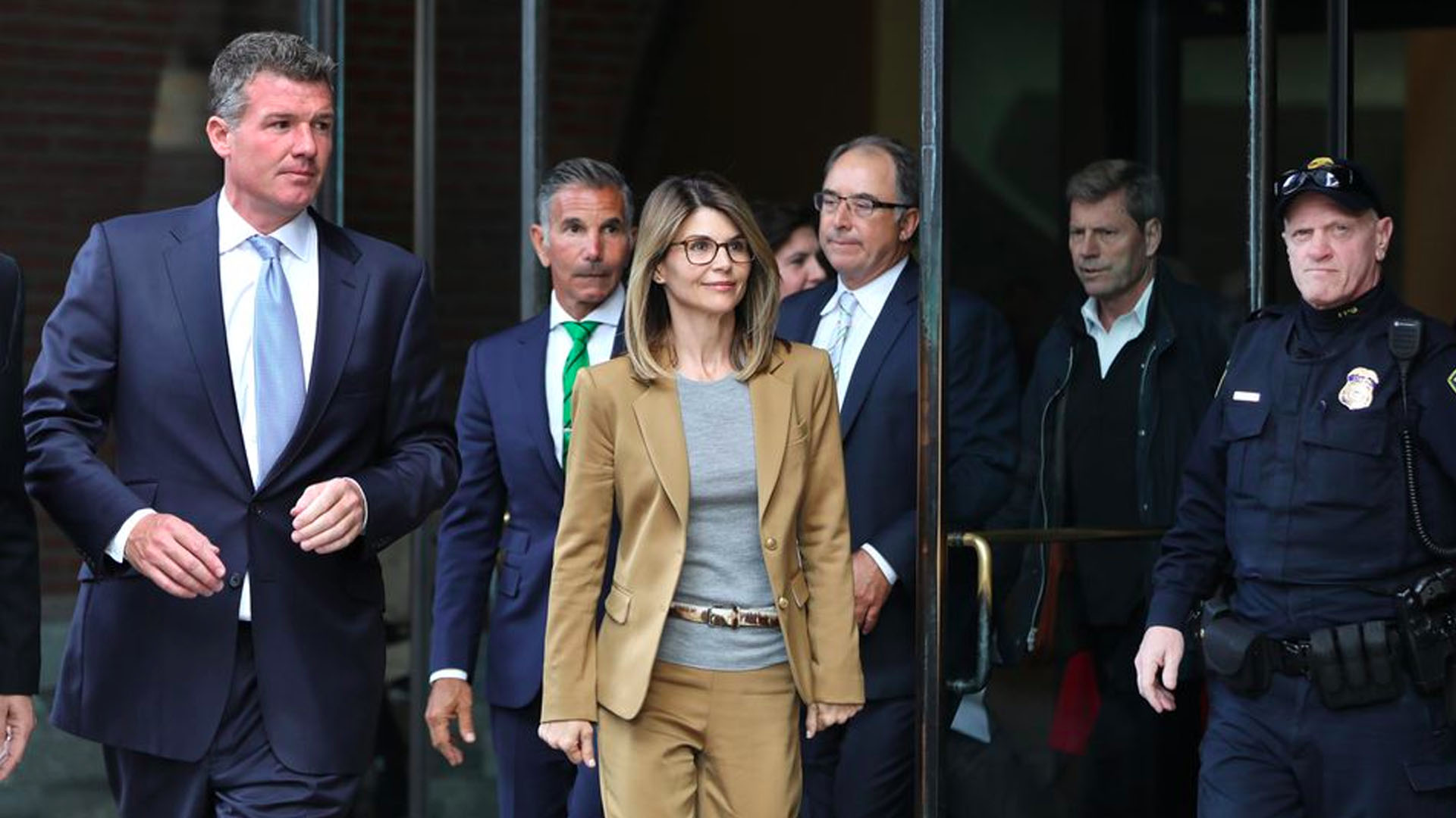 Lori Loughlin y su esposo se declaran culpables en caso de soborno
