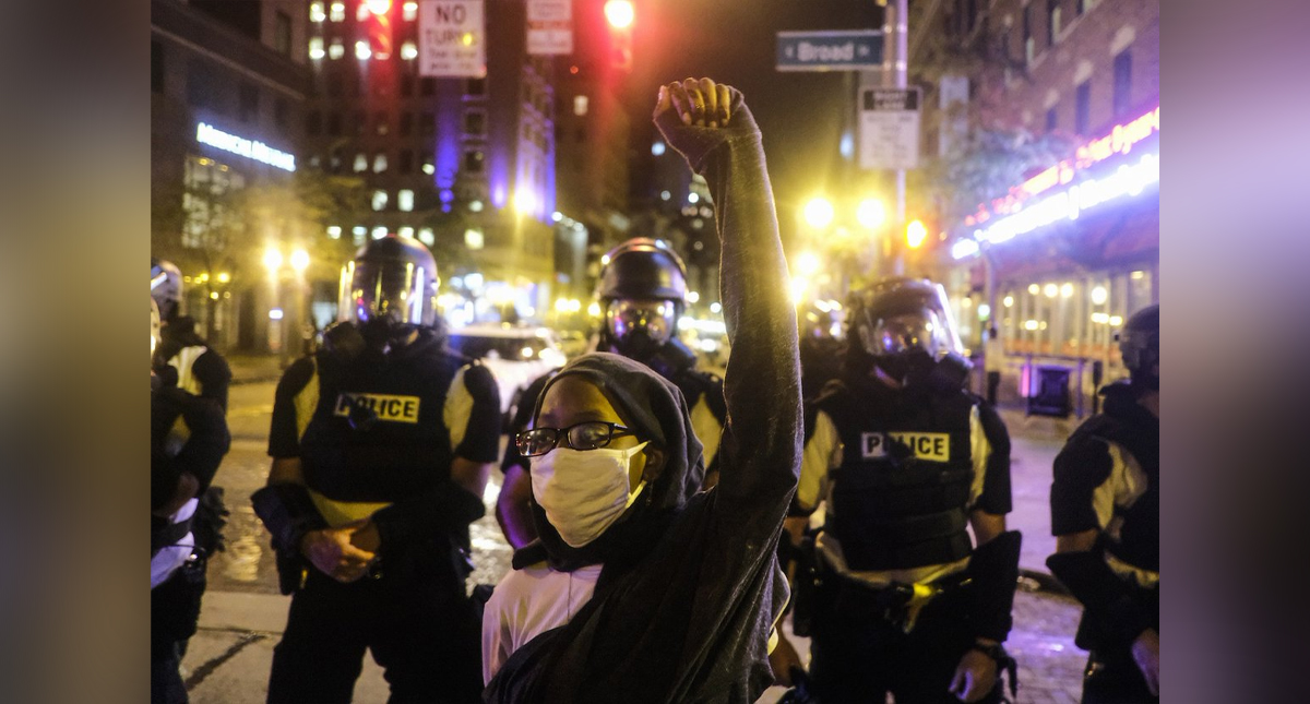 Manifestación contra policías que presuntamente asesinaron a mujer negra deja siete heridos