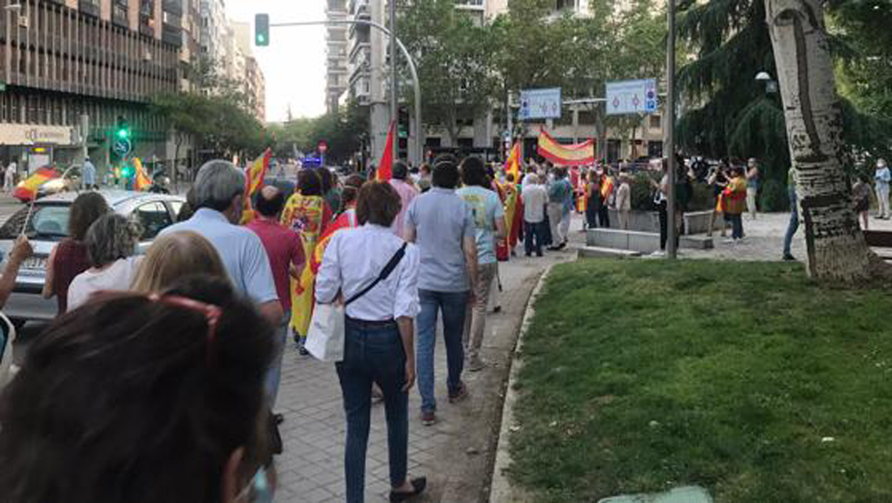 #Video Manifestantes toman calles de España contra gestión ante COVID-19
