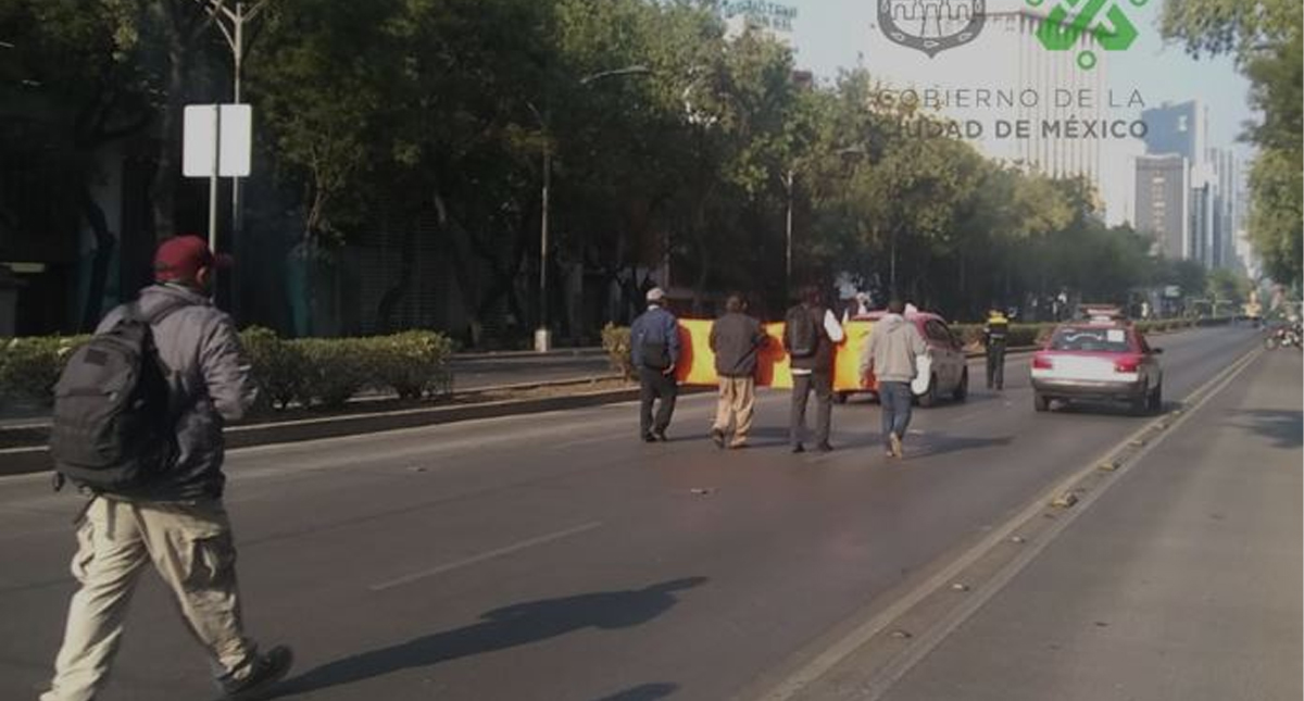 Taxistas marchan sobre Paseo de la Reforma rumbo a la Secretaría de Bienestar