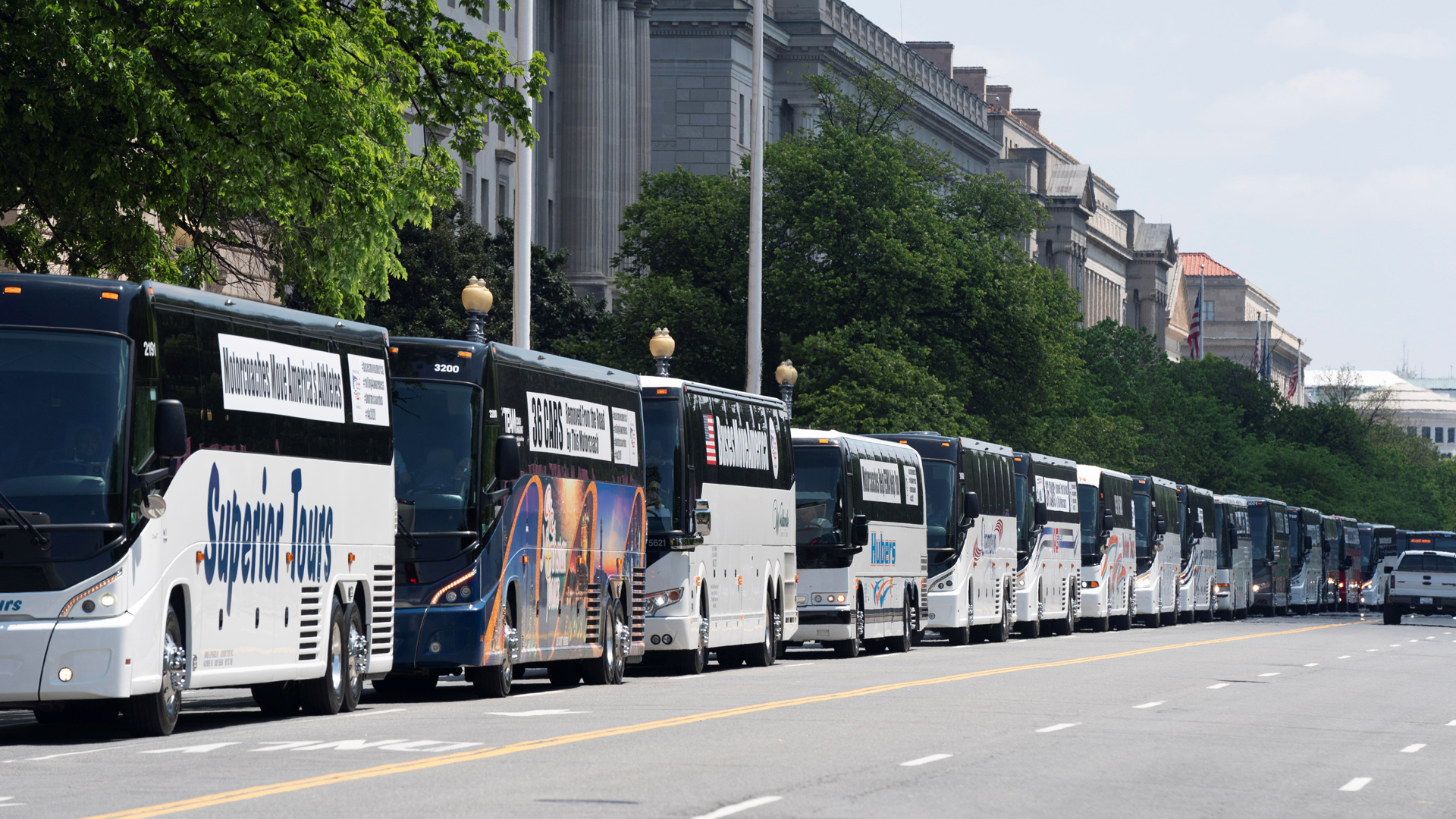 Autobuses toman las calles de Washington para exigir apoyos ante pandemia - mas-de-100-autobuses-se-movilizaron-en-eeuu-para-protesta
