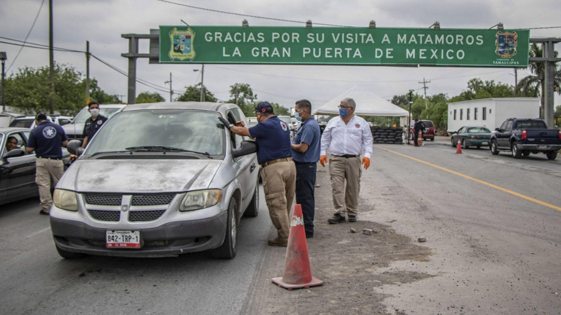 Retornan a Texas a 70 automovilistas por desacatar medidas sanitarias en Matamoros