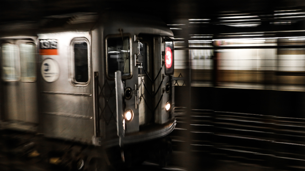 Nueva York cierra su Metro por la noche para desinfectar y acoge 139 personas sin hogar