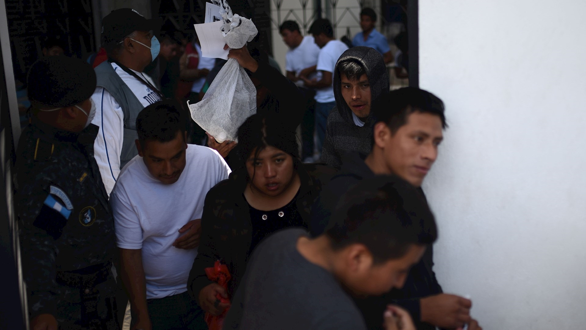 Guatemala detecta tres migrantes con COVID-19 deportados de Estados Unidos