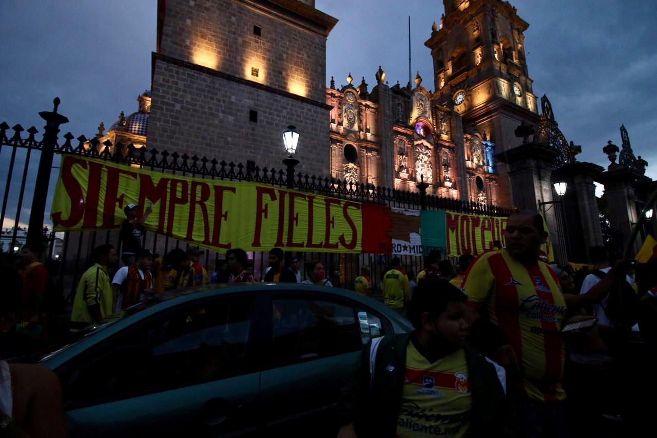 Aficionados de Monarcas violan nuevamente cuarentena en protesta por mudanza del equipo