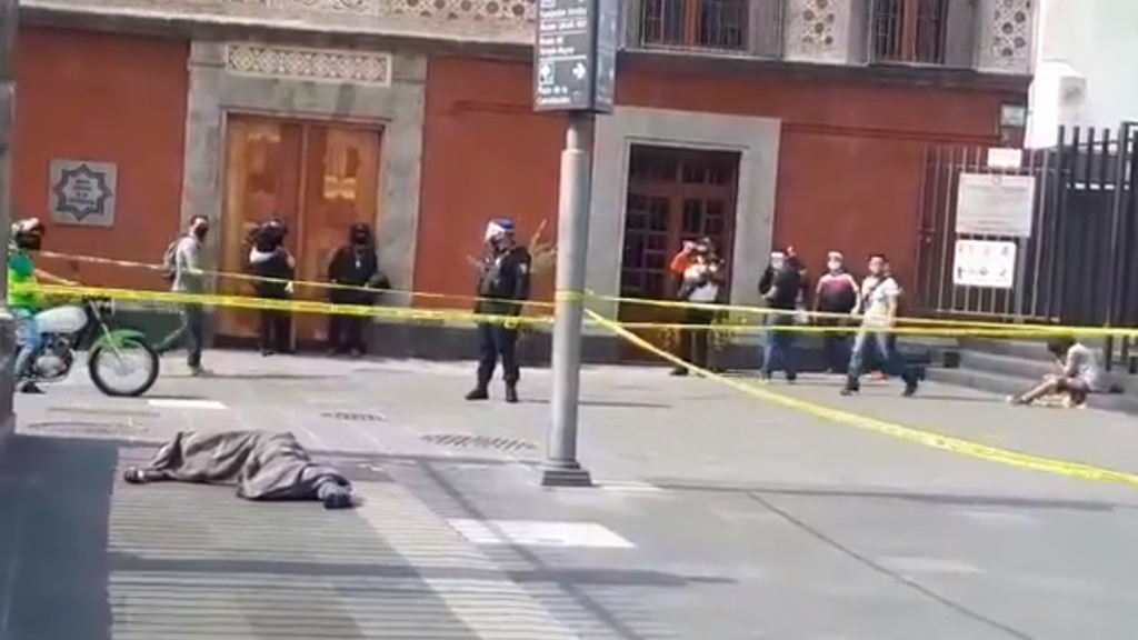 #Video Indigente muere en inmediaciones de la Catedral Metropolitana