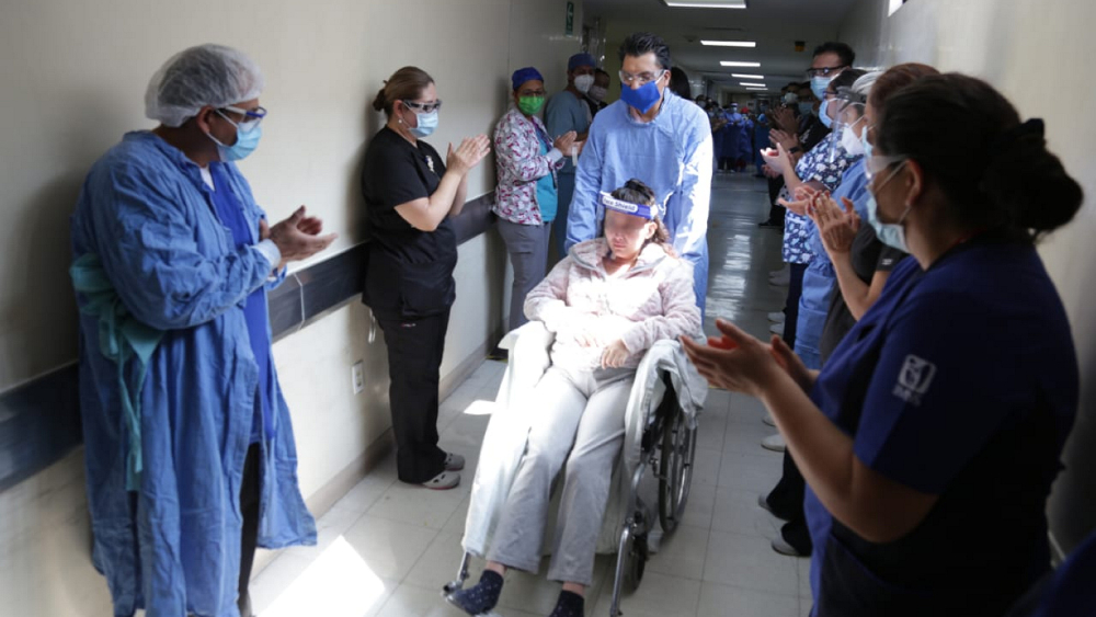 Mujer con COVID-19 es dada de alta después de un mes hospitalizada