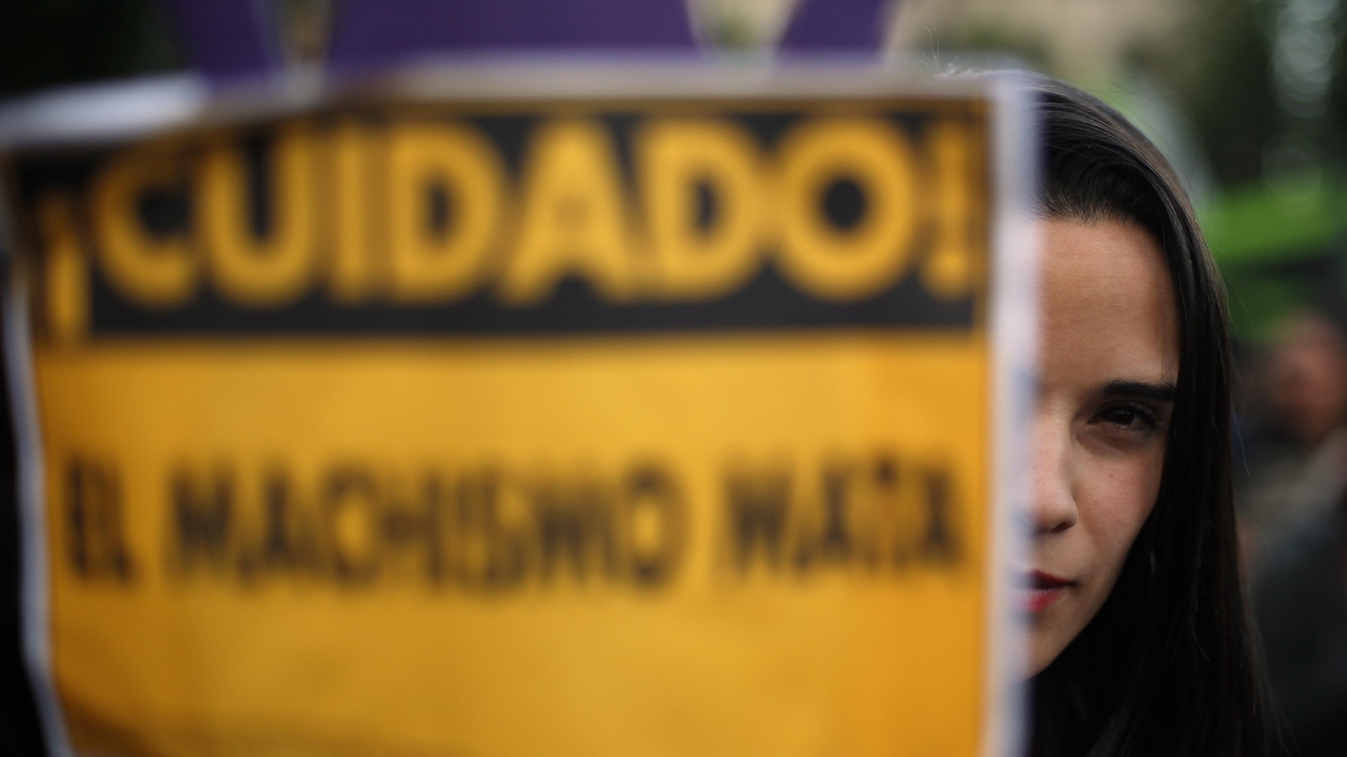 "Violencia de género es una pandemia dentro de la pandemia", dicen expertas - mujer-en-brasil-con-cartel-que-indica-cuidado-el-machismo-mata