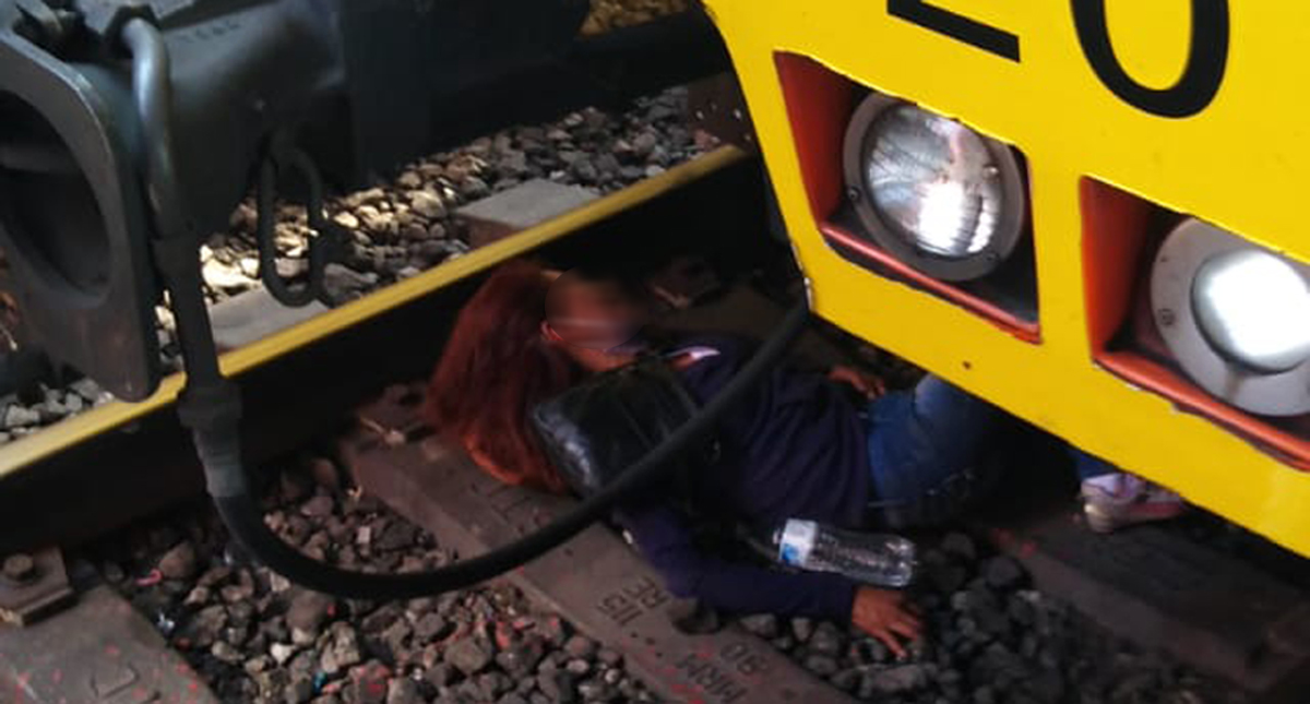 Rescatan a mujer que cayó a vías del Metro Santa Marta