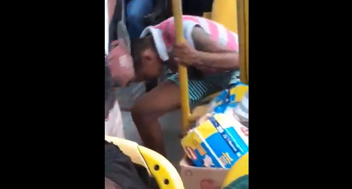 #Video Expulsan a patadas a mujer de autobús por toser sin cubrebocas