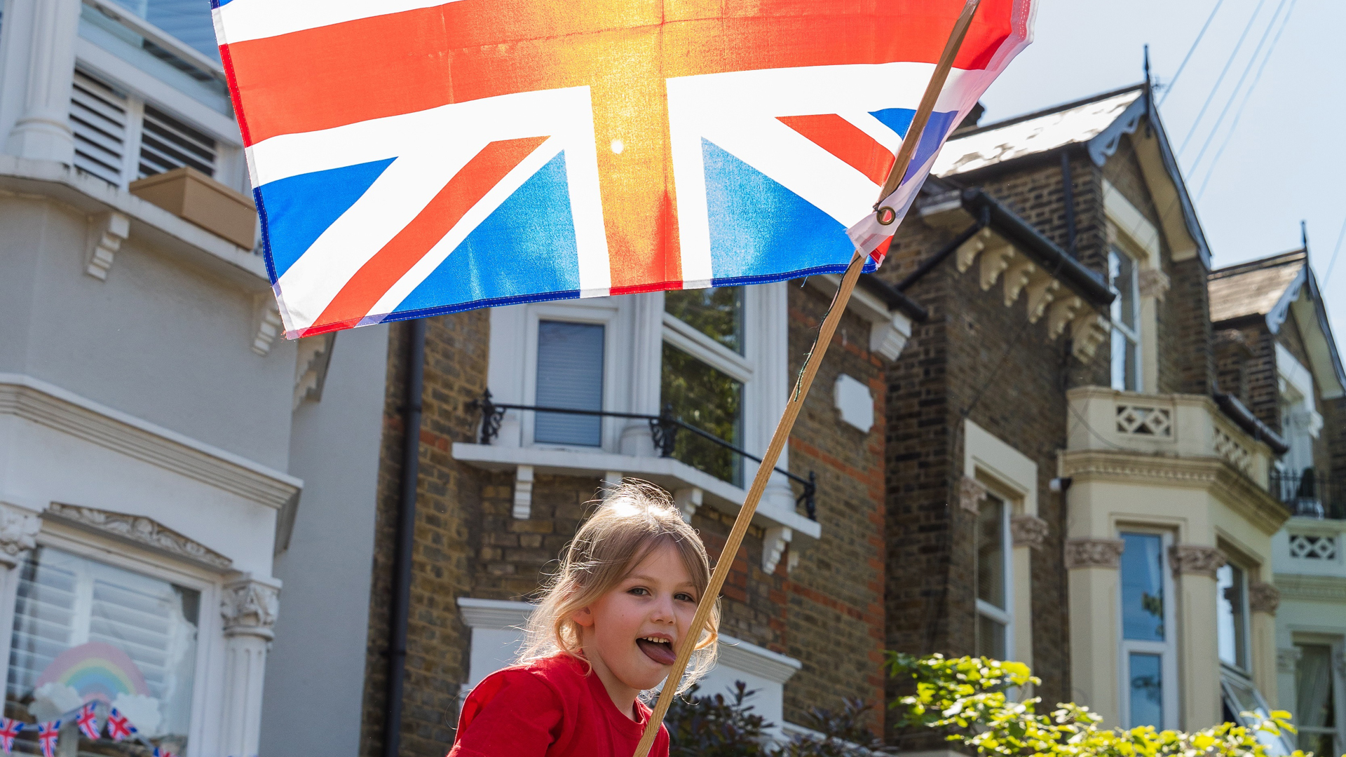 Comercios y escuelas primarias de Inglaterra podrían reabrir en junio