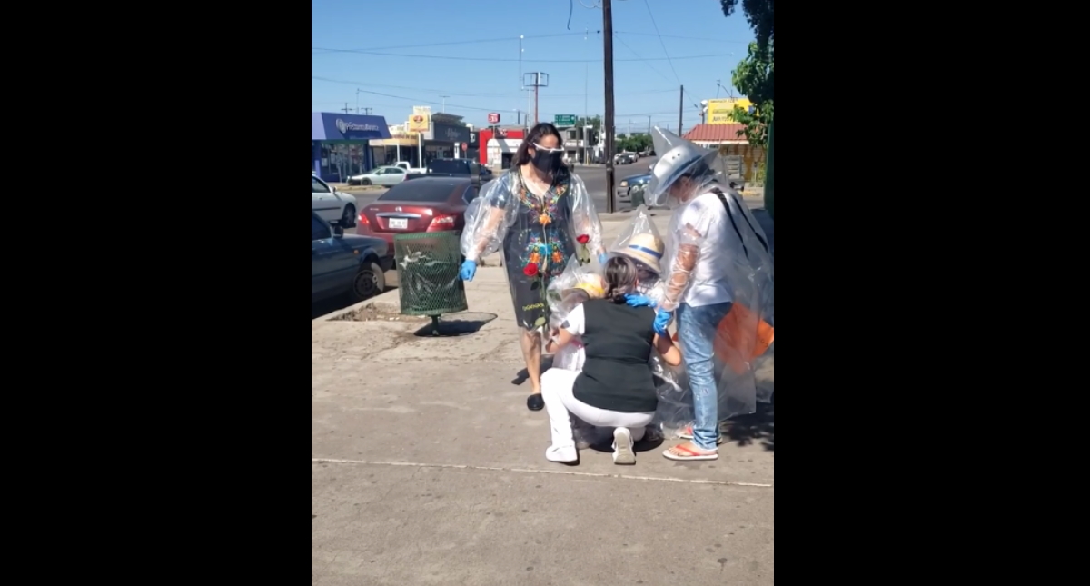 #Video Niñas se cubren con plástico para visitar a su madre enfermera