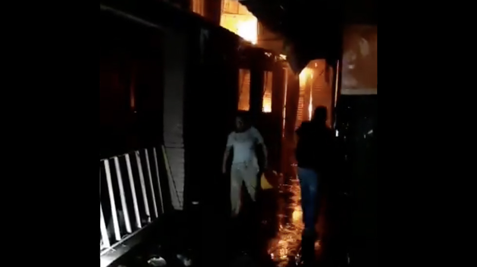 Incendio consume parte de la Central de Abasto de Oaxaca Incendio consume parte de la Central de Abasto de Oaxaca