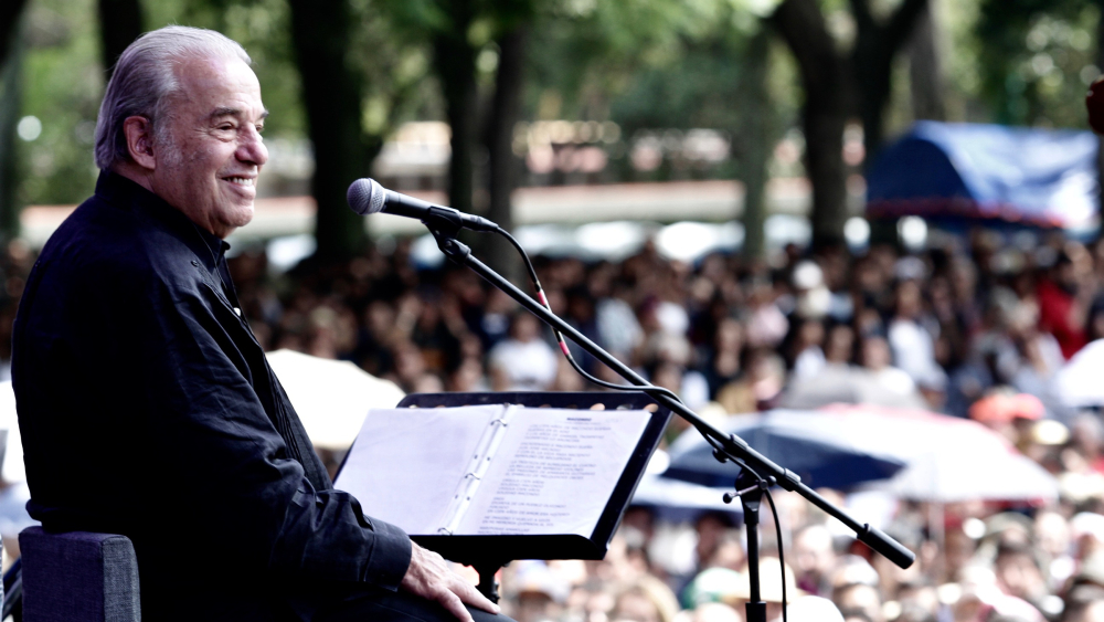 “Lo vamos a recordar siempre”, lamenta AMLO muerte del cantautor Óscar Chávez