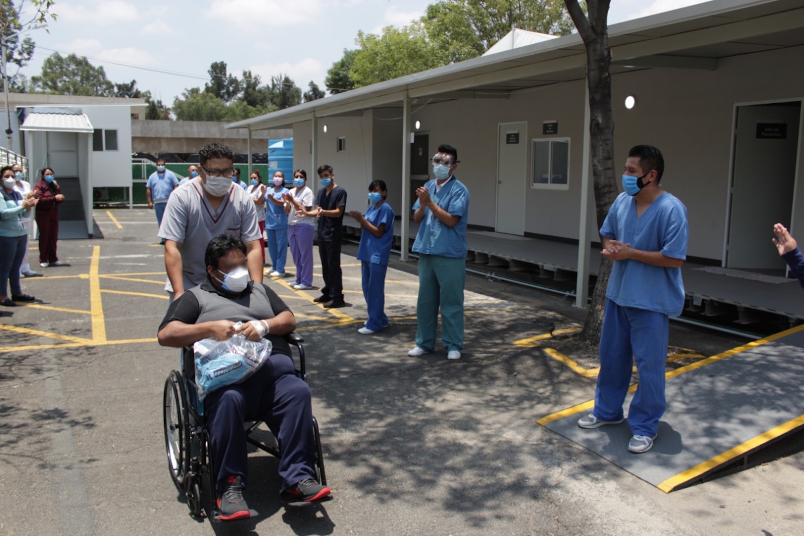 Dan de alta a 14 pacientes de unidad anexa para COVID-19 del IMSS - pacientes-dados-de-alta-con-covid-19