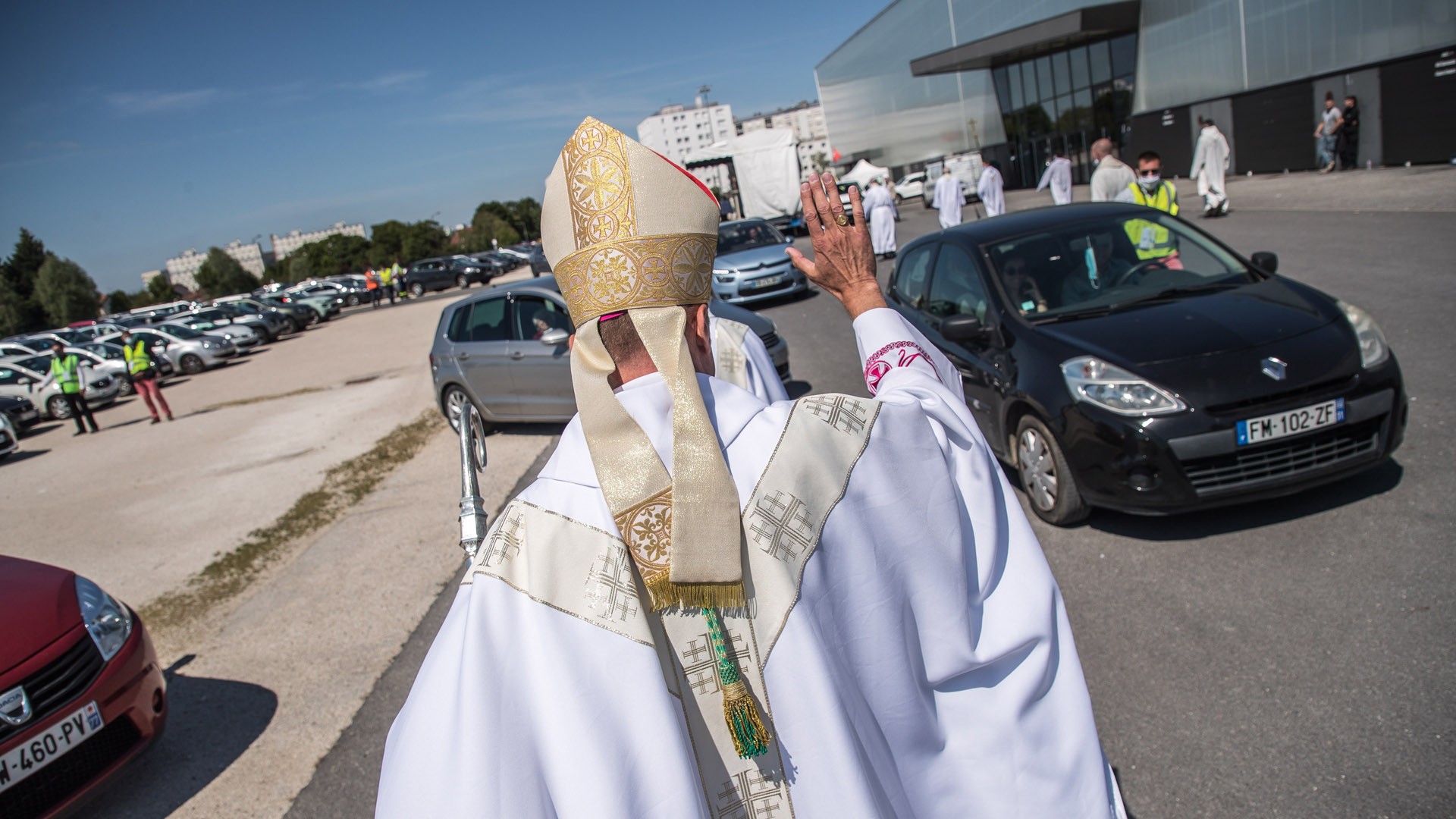 Francia celebra 'misa en coche' con más de 200 autos participantes - padre-se-despide-de-fieles