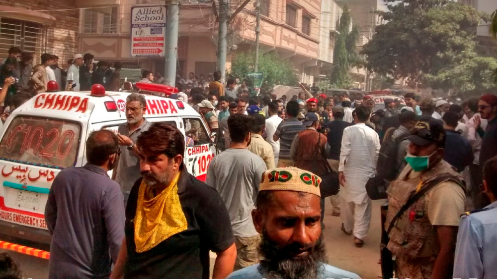 Avión se estrella en Pakistán con 107 personas a bordo