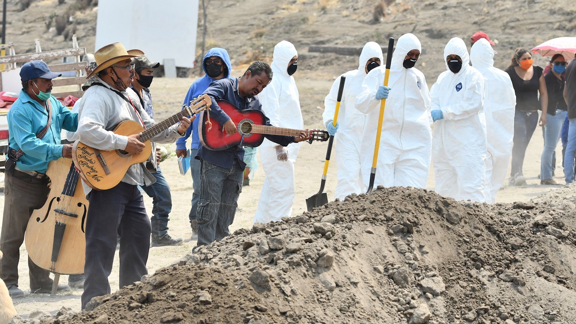 Por COVID-19, amplían panteones en México