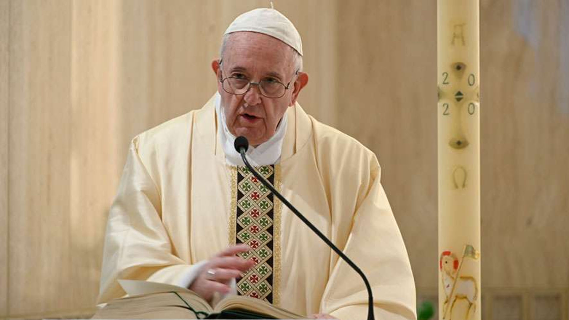 Papa Francisco subastará regalos de deportistas para recaudar fondos contra COVID-19