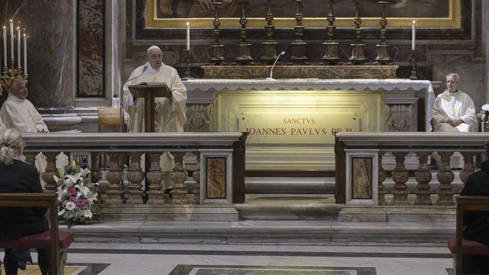 Papa Francisco ofrece misa con fieles por centenario del nacimiento de Juan Pablo II