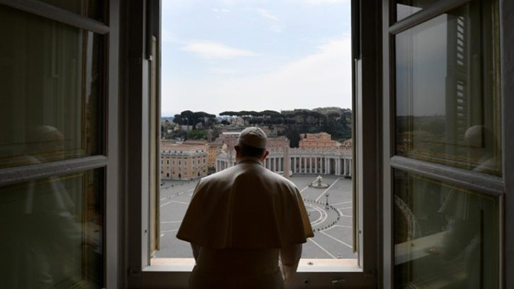 Papa Francisco homenajea a sacerdotes y médicos muertos por coronavirus - papa-francisco-se-asoma-a-la-plaza-de-san-pedro-vacia-por-la-pandemia