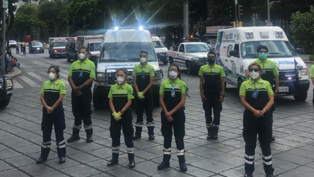 Paramédicos arman caravana en homenaje a compañeros muertos en pandemia