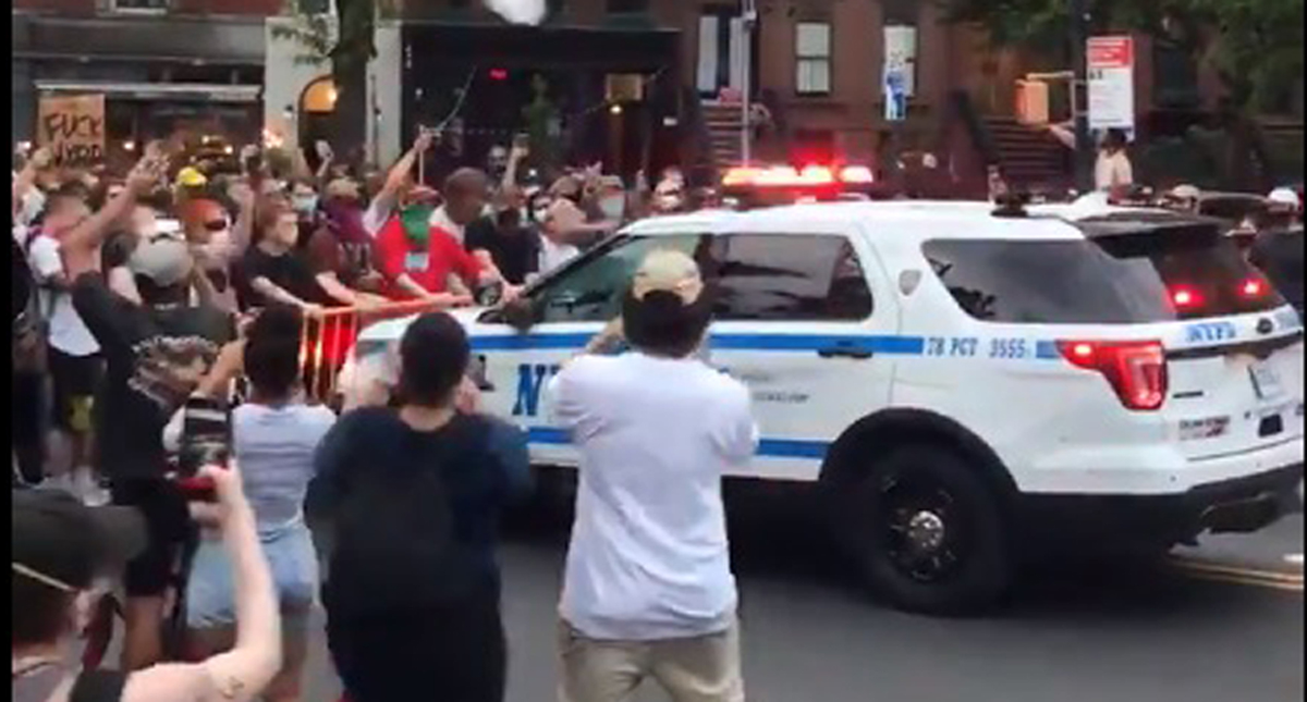 #Video Patrulla atropella a manifestantes en Nueva York #Video Patrulla atropella a manifestantes en Nueva York