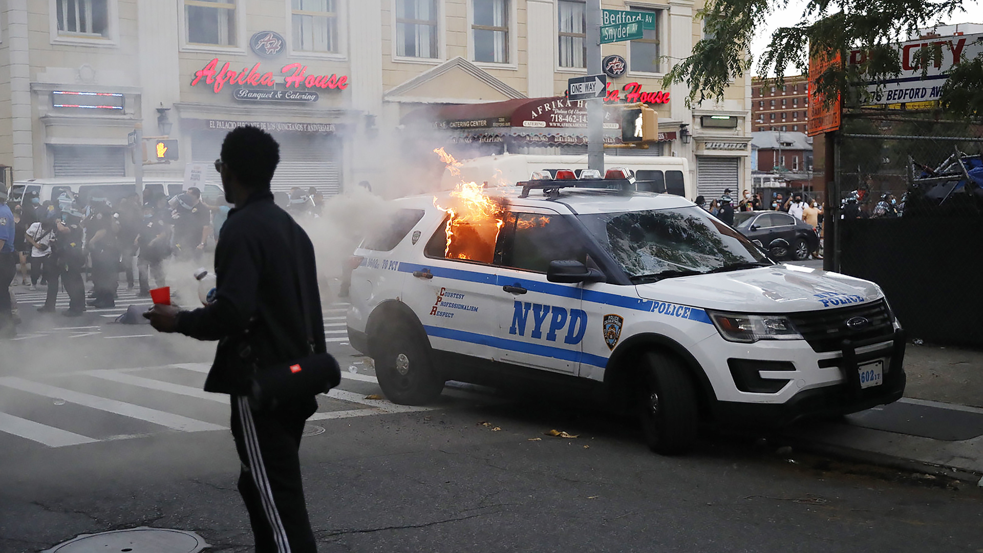 Protestas en Nueva York dejan 345 detenidos y 33 policías heridos - patrulla-del-departamento-de-policia-de-nueva-york-en-llamas