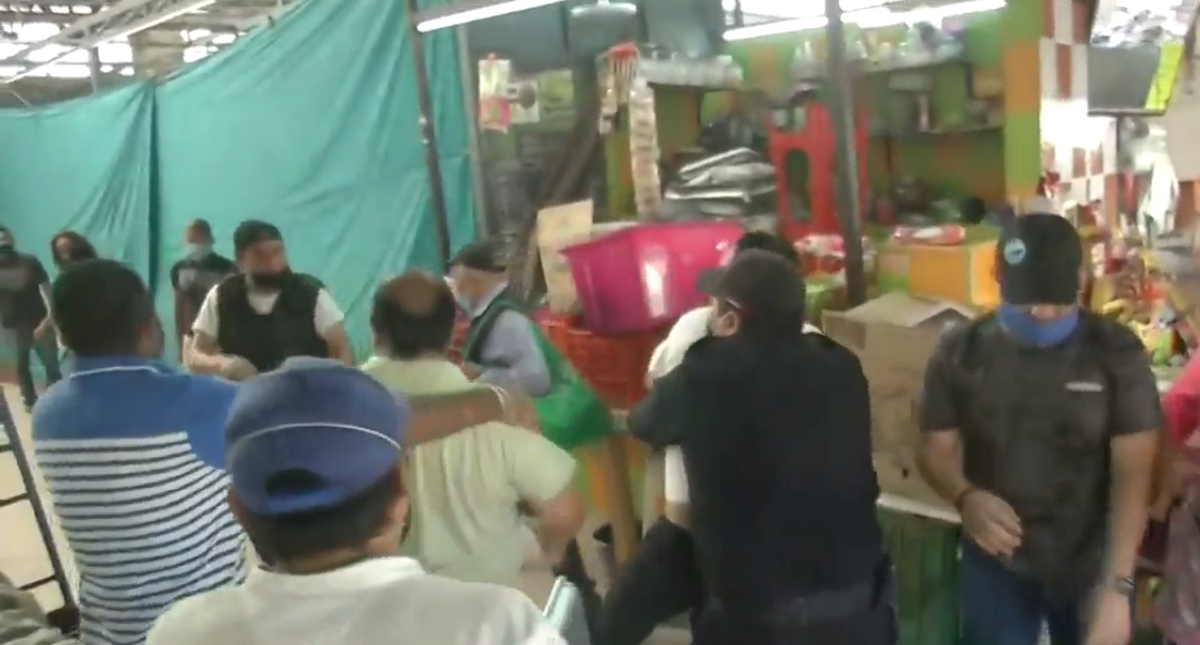 #Video Pelean locatarios en reapertura de mercado Martínez de la Torre